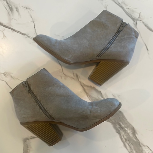 Banana Republic Ankle booties, size 7, Taupe, Tan, Chunky 4 inch heel - Picture 7 of 15